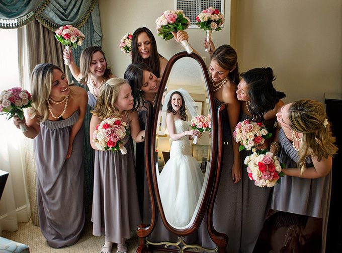 Noiva e madrinhas antes do casamento com reflexo no espelho (Foto: Reprodução)